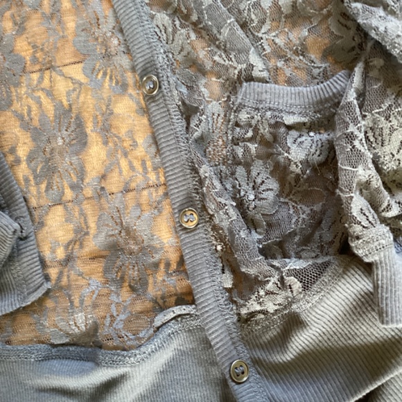 Sheer button down, floral lace, pockets, NWT, size S - Picture 3 of 4